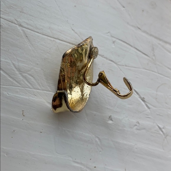 (CLOSET CLOSING FINAL SALE) Unique Swirl Clip On Vintage Earrings - Picture 3 of 5